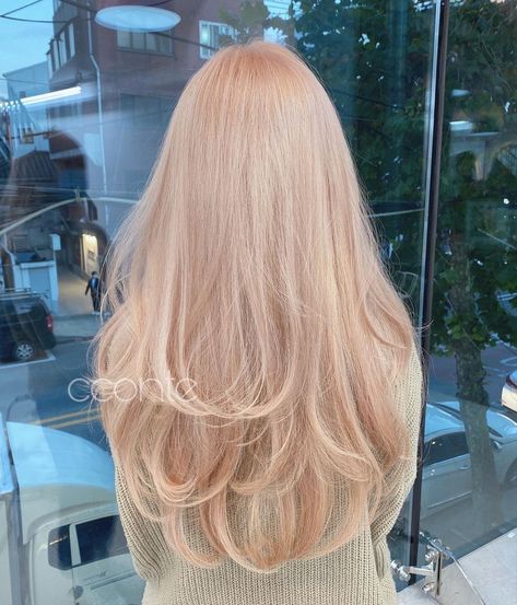 Pink Undertone Blonde Hair, Blonde With Pink Undertone, Strawberry Blonde Peekaboo, Very Light Strawberry Blonde Hair, Blonde Peach Hair, Pink Strawberry Blonde Hair, Light Pink Blonde Hair, Blonde Strawberry Hair, Pink Toned Blonde Hair