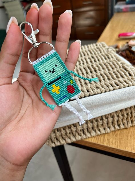 Check out this adorable BMO keychain from Adventure Time, made entirely from thread by @pulseritas.co or gisa on BB! It's such a creative and fun design. If you're a fan of BMO and love crafting, you should definitely give this a try. Head over to Braceletbook for more amazing patterns and get inspired to create your own masterpiece!  Happy crafting! 🎨🧵✨  Pattern #47412  #braceletbook #BraceletLove #BMO #keychain #AdventureTime Alpha Patterns Bmo, Keychain Bracelet Pattern, Bmo Keychain, Embroidery Thread Keychain, Alpha Patterns Keychain, Adventure Time Pattern, Alpha Keychain Pattern, Alpha Pattern Keychain, Alpha Friendship Bracelets