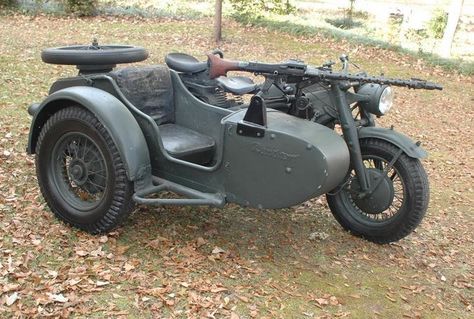 Zundapp KS750 - Front Right Motorbike With Sidecar, Motorbike Sidecar, Harley Davidson Sidecar, Motorcycle With Sidecar, Tank Concept, Ural Motorcycle, Military Motorcycle, American Pickers, Fun Characters