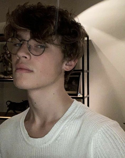 Harry J Potter, Aesthetic Harry Potter, Nerdy Guys, Boys Glasses, Teenage Guys, Jason Grace, Boy Pictures, Aesthetic People, Harry Potter Series