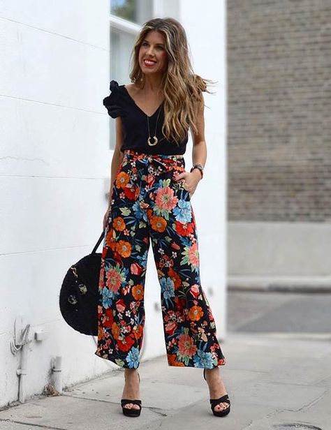 How To Wear Culottes Floral Pants Outfit, Cropped Pants Outfit, How To Wear Culottes, Palazzo Pants Outfit, Culottes Outfit, Cropped Wide Leg Trousers, Wide Leg Pants Outfit, Culotte Pants, Floral Pants