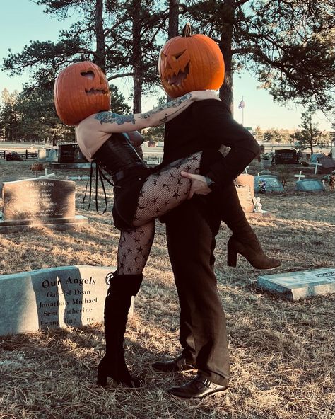 Boyfriend And Girlfriend Matching Halloween Costumes, Cute Couple Halloween Activities, Couple Poses For Halloween, Just Married Halloween Costumes, Unique Couple Halloween Costumes Diy, Hot Costumes For Couples, Halloween Picture Ideas For Couples, Couple Goal Halloween, Couple Scream Photoshoot