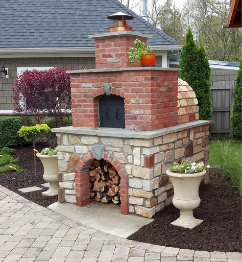 DIY Wood-Fired Outdoor Brick Pizza Ovens Are Not Only Easy to Build - They Add Incredible Property Value | Newswire Outdoor Pizza Oven Kits, Brick Pizza Oven Outdoor, Outdoor Fireplace Pizza Oven, Pizza Oven Plans, Pizza Oven Outdoor Diy, Backyard Pizza Oven, Build A Pizza Oven, Brick Oven Outdoor, Outdoor Fireplace Kits