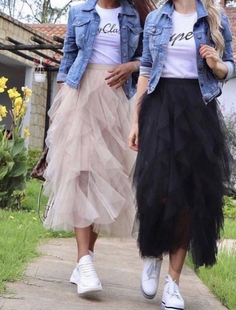 Lavender Tulle Skirt, Tulle Long Skirt Outfit, Engagement Party Attire Guest, Tulle Skirt Outfit With Sneakers, Fall Tulle Skirt Outfit, Long Tulle Skirt Outfit Casual, Gonna Tulle Outfits, Tool Skirt Outfit, Tule Skirt Outfits 2023