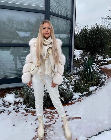 Beige Fur Coat Outfit, White Fur Coat Outfit, Beige Boots Outfit, Beige Fur Coat, Winter Holiday Outfits, Sporty Chic Outfits, Fur Coat Outfit, White Fur Coat, Hairstyles Blonde