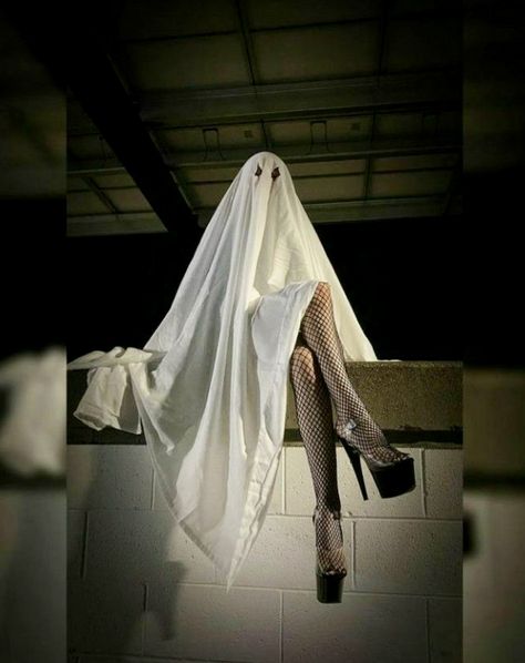 Ghost Pinup, Ghostface Photoshoot, Halloween Styled Shoot, Halloween Group Costumes, Ghost Photoshoot, Halloween Pin Up, Netflix Horror, Horror Photography, Horror Photos