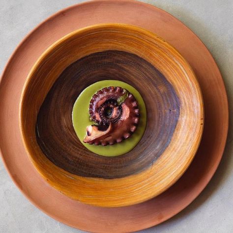 - (@foodonstage) su Instagram: "Masculine / shades of beauty/  Rene Redzepi / Noma Mexico / Octopus with a pumpkin Mexican Table Setting, Danish Minimalism, Mexican Jungle, Noma Restaurant, Food Wine Pairing, Copenhagen Travel Guide, Fine Dining Plating, Wine Pairing Dinner, Copenhagen Travel