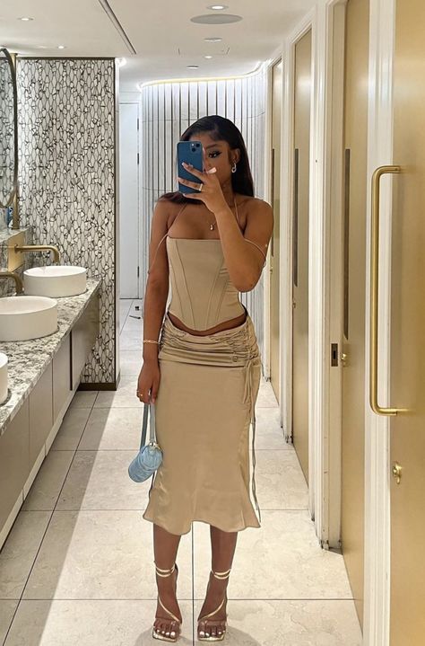 Nude Going Out Outfit, Beige Going Out Outfit, Fancy Dinner Fits Aesthetic, Cute Dinner Date Outfit Classy, Gold Dress On Black Women, Beige Birthday Outfit, Boujee Dinner Outfit, Cute Date Outfits Classy, Neutral Going Out Outfit