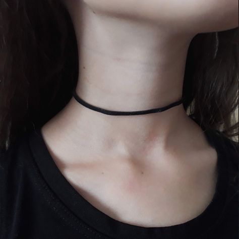 Outfits With Chokers Casual, Black Choker Aesthetic, Necklace Photoshoot, Choker Necklace Outfit, Choker Outfit, Cute Choker Necklaces, Girls Choker, Black Leather Choker, Necklace Outfit