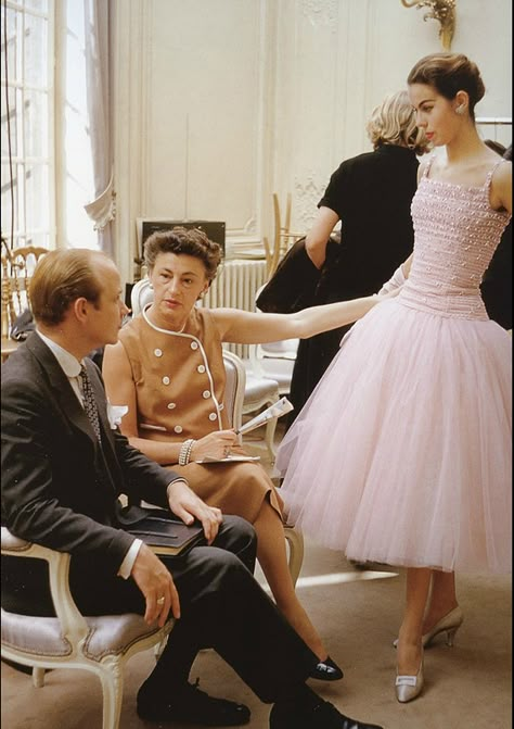 Christian Dior Autumn/Winter 1954, photo by Mark Shaw, Maison Dior, Paris. Glamour Vintage, Mode Tips, Autumn Winter Collection, Look Retro, Dior Vintage, Paris Mode, Fashion 1950s, Retro Mode, Dior Couture