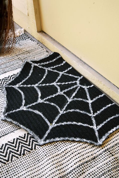 Halloween Rugs Diy, Halloween Art Crafts, Lifestyle Organization, Halloween Bedroom Ideas, Nail Themes, Black And White Halloween Decor, Shelf Fillers, Spooky Season Aesthetic, Ghost Clay