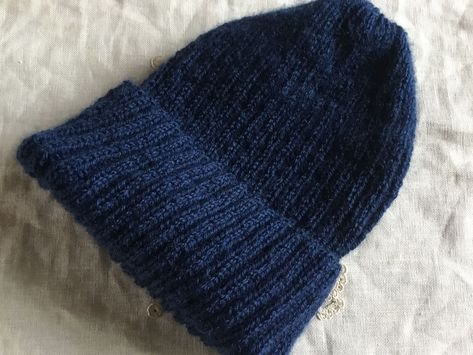 Un joli bonnet pour homme tricoté aux aiguilles circulaires en laine Phildar - dentelle-broderie-tricot-cuisine-jardinage et questions environnementales de Jauneyris Berets, Baby Socks, Socks, Couture, Crochet