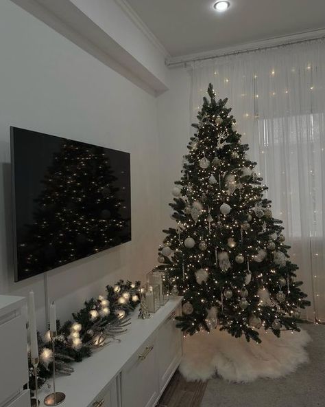 Christmas Garland Placement Ideas, Christmas Tree Astethic, Christmas Decorations Ideas For Home, Christmas Decor For Apartments, Xmas Tree Ideas, Christmas Room Decor Ideas, Christmas Decor Living Room, Christmas Tree At Home, Decor Natal