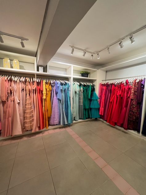 Dress aesthetic, loja de vestidos, vestidos de festa, vestido de aluguel Dress Rental Store, Botique Interiors Design, Botique Interiors, Boutique Store Displays, Gown Rental, Clothing Store Interior, Retail Store Interior Design, Retail Store Interior, Anna Dress