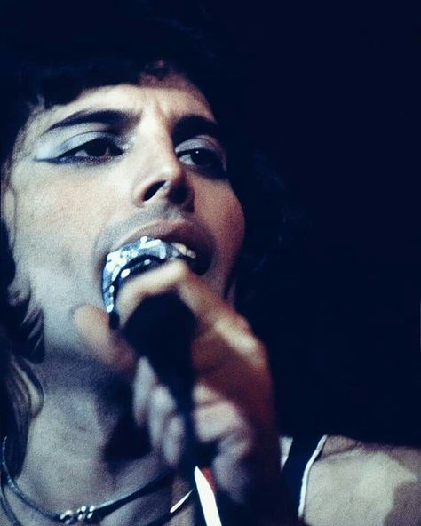 eyeliner goals Princes Of The Universe, I'm A Loser, Instagram Queen, Queen Freddie Mercury, Queen Pictures, British Rock, John Deacon, Somebody To Love, Queen Band