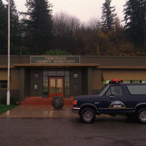 Halloween In A Small Town, Halloween Small Town Aesthetic, Small Town Core, Small Town Mystery Aesthetic, Halloweentown Aesthetic, Twin Peaks Aesthetic, Small Town Aesthetic, Twin Peaks 1990, Small Town Mystery