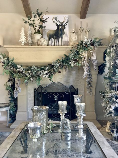 Metallic Christmas, Neutral Christmas Decor, Christmas Fireplace Decor, Elegant Christmas Trees, Christmas Decor Inspiration, Christmas Mantel, Christmas Mantel Decorations, Christmas Interiors, Christmas Mantle