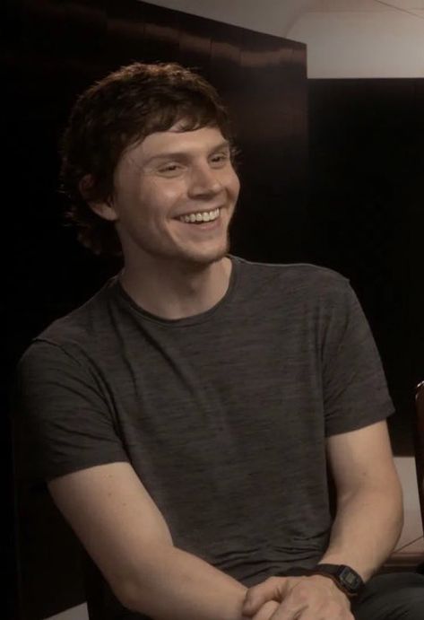 Evan Peters Smiling, Evan Peters Smile, Evan Peters Cute, Cute Evan Peters, Evan Peters Aesthetic, Handsome Aesthetic, Jeff Dahmer, Peter Maximoff, Evan Thomas