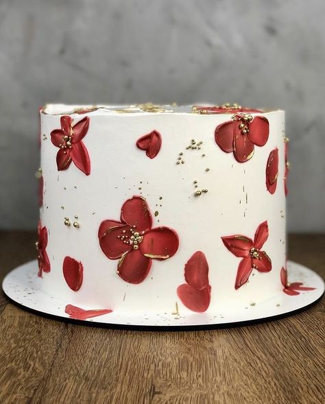 Red Glitter Cake Birthday, Poppy Flower Cake, Poppy Birthday Cake, Red And White Cake, Viennese Desserts, Pasteles Aesthetic, Birthday Poses, Poppy Cake, Small Birthday Cakes