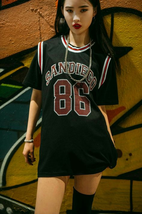 Sports Jersey Outfit, Jersey Costume, Jersey Dress Outfit, Basketball Game Outfit Women, Basketball Jersey Outfit, Korean Fashion Store, Looks Hip Hop, Basketball Clothes, Outfit Mujer