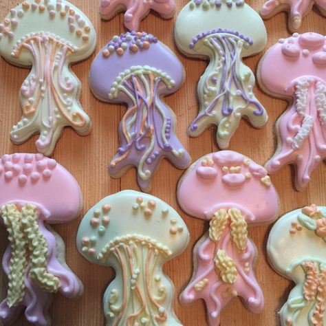 Jellyfish Cookies Decorated, Jellyfish Cookies, Jellyfish Food, Jellyfish Anime, Anime Jellyfish, Seashell Cookies, Sea Cookies, Jellyfish Aesthetic, Aesthetic Jellyfish