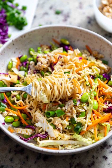 Asian Salad With Noodles, Cold Noodle Dishes, Ramen Salad Recipes, Fall Salads For Parties, Cold Bowls For Lunch, Ramen Noodle Healthy Recipes, September Salad Recipes, Healthy Ramen Noodle Salad, Ramen Noodle Meal Prep