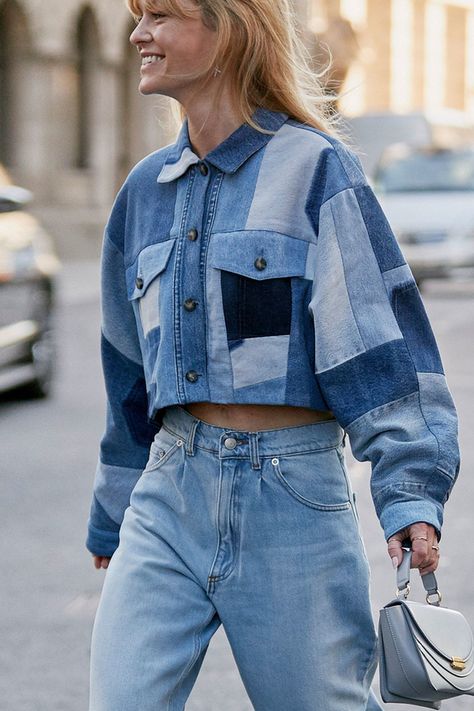 Die perfekte Jeans zu finden ist gar nicht so einfach. Auf ELLE.de haben wir jetzt die perfekte Jeans für kleine Frauen gefunden. Ropa Upcycling, Patchwork Denim Jacket, Jeans Trend, London Fashion Weeks, Diy Vetement, Patchwork Denim, Double Denim, Denim Diy, Upcycled Fashion