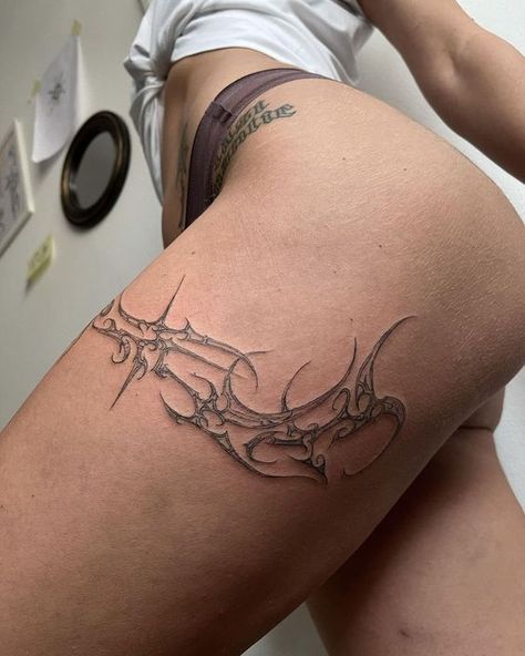 Tattoo On Body Women, Asian Small Tattoo, Double Hip Tattoo, Tattoo Under Bum Cheek, Waist Tattoos, Leg Tattoos Women, Weird Tattoos, Thigh Tattoos Women, Symbol Tattoos