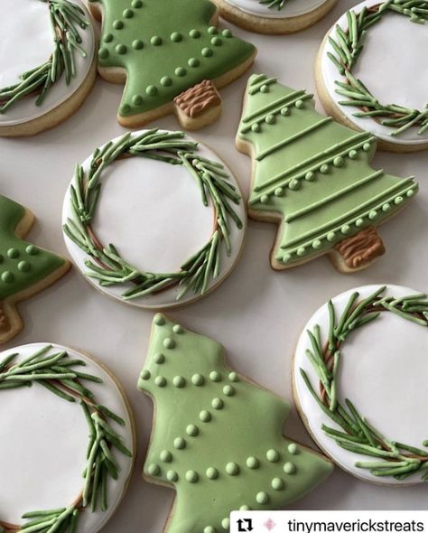 Holiday Iced Cookies, Christmas Decor Cookies Ideas, Simple Christmas Tree Cookies, Christmas Cookie Tree Decorations, Royalicing Christmas Cookies, White Christmas Cookies Royal Icing, Christmas Decor Cookies, Christmas Cookies Icing Designs, Christmas Sweets To Make