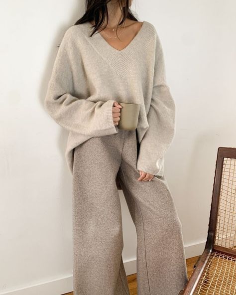 Oversized Sweater Outfit, Camila Morrone, Loungewear Outfits, Casual Winter Outfits, Oversized Sweater, Style Outfits, Mom Style, Sweaters Oversized, Comfortable Outfits