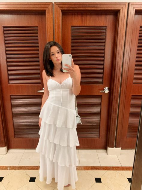 White ruffle dress mirror pic sparkly bag short bob hair Mirror Palais White Dress, Vineyard Dress, Ootd Dress, Wedding Silhouette, Evening Dress Fashion, Neutral Outfit, Womens Clothing Stores, Drop Waist, White Maxi Dresses