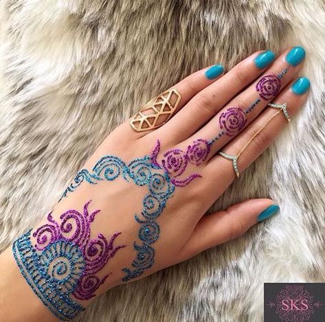 Colourful Henna And Mehndi Designs (9) Tato Grunge, Glitter Henna, White Henna Designs, Henne Tattoo, Jagua Henna, Henna Color, Tato Henna, Bridal Henna Designs, Beautiful Henna Designs