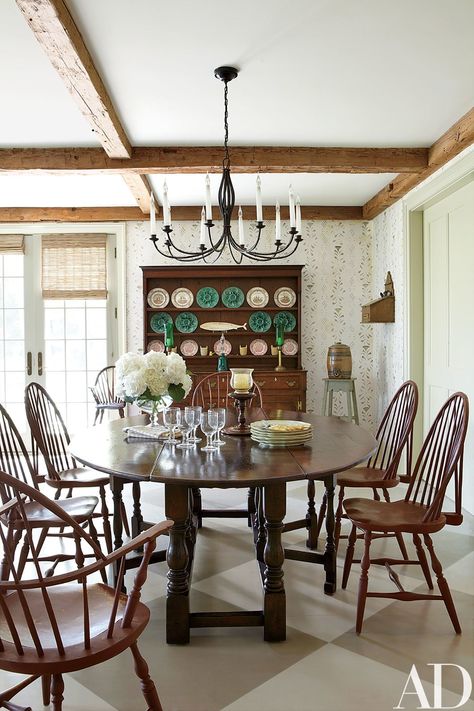 Nantucket House, Nantucket Home, Windsor Chairs, Traditional Dining Room, Antique Interior, Oak Dining Table, Dining Room Walls, Farmhouse Dining, Breakfast Room