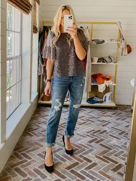 Loving this sequin top! Perfect for date nights or holiday parties. Dress it down with jeans or wear it with a cute skirt! Brown Sequin Top Outfit, Sequin Tshirt Outfit, Sequin Tank Top Outfit, Sequin Top Outfit, Sequins Top Outfit, Xmas Party Outfits, Sequin Tshirt, Sequined Blouse, High Heels Outfit