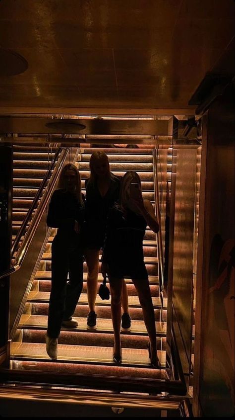 Golden Brunette, Client Board, Ootd Poses, Red Era, 18th Bday, Serena Van, Clubbing Aesthetic, Serena Van Der Woodsen, Super Rich Kids