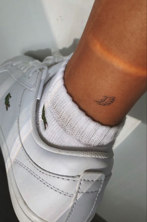 Minimalist Running Tattoo, Athlete Tattoos Female, Marathon Tattoo Ideas, Athlete Tattoos, Track Tattoo, Running Tattoos, Marathon Tattoo, Runner Tattoo, Running Tattoo