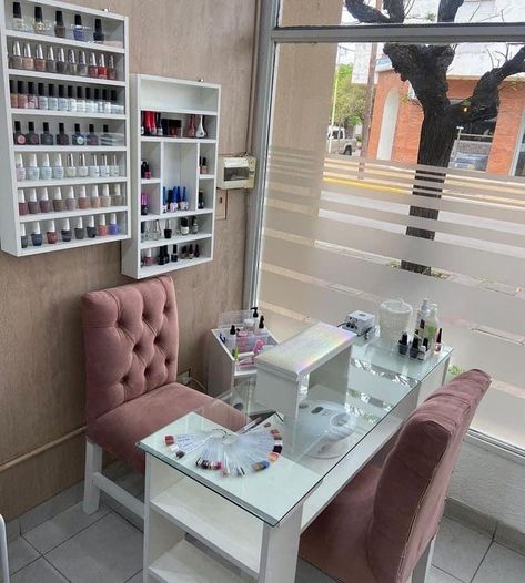 Nails Studio Design, Sala Nail Designer, Nails Shop Interior Design, Nail Home Studio, Nails Room Ideas Home, Mesa Nail Designer, Nail Shop Decor Ideas, Estudio Nail Designer, Nails Studio Ideas Salons