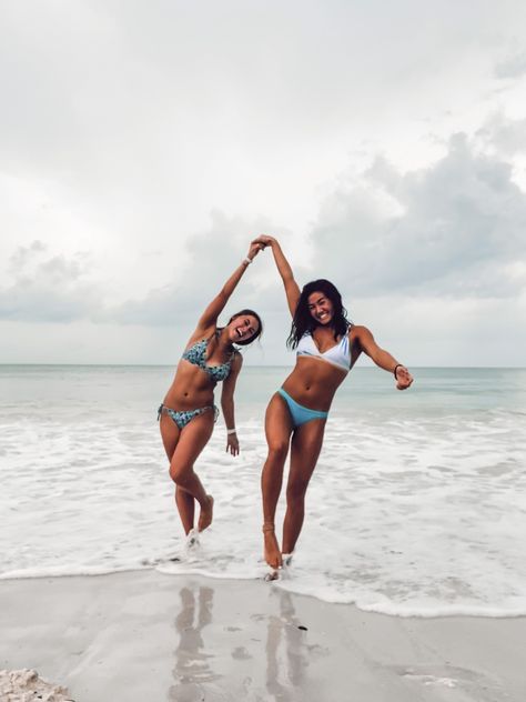 Trio Photo Ideas, Beach Picture Inspiration, Beach Best Friends, Poses Fun, Cancun Photos, Beach Vacation Pictures, Simple Poses, Poses With Friends, Girls Beach Trip