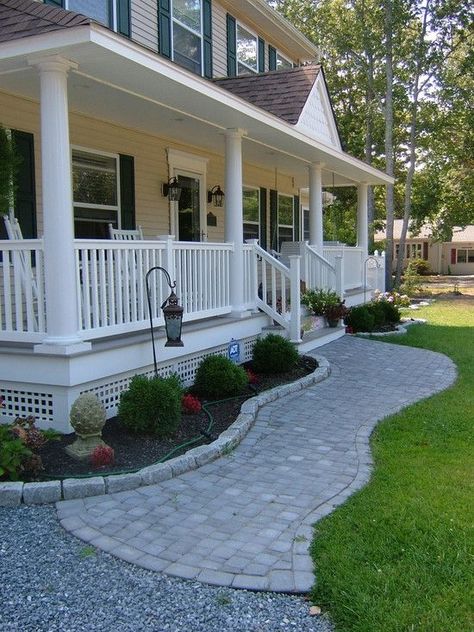 Veranda Design, Porch Landscaping, Pathway Landscaping, Front Porch Design, Farmhouse Front Porches, Porch Area, Porch Railing, Small Front Porches, Farmhouse Front