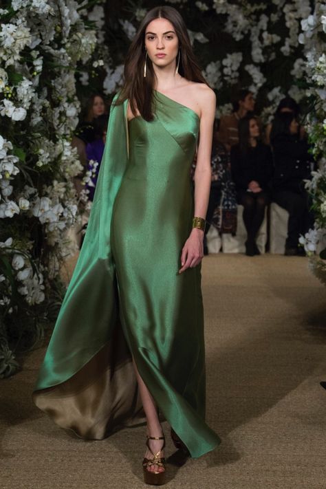 One sleeve green gown with draping from Ralph Lauren’s spring-summer 2017 collection Camille Hurel, Chique Outfits, Green Gown, Fashion Dresses Casual, Armani Jeans, Couture Gowns, Gorgeous Gowns, Spring 2017, Classy Dress