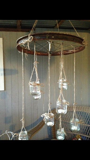 DIY:: Beautiful Rustic Porch chandelier (made with recycled baby food bottles) Porch Chandelier, Crystal Projects, Mobile Ideas, Baby Food Jar Crafts, Coastal Deco, Jar Chandelier, Mason Jar Chandelier, Deco Champetre, Food Jars