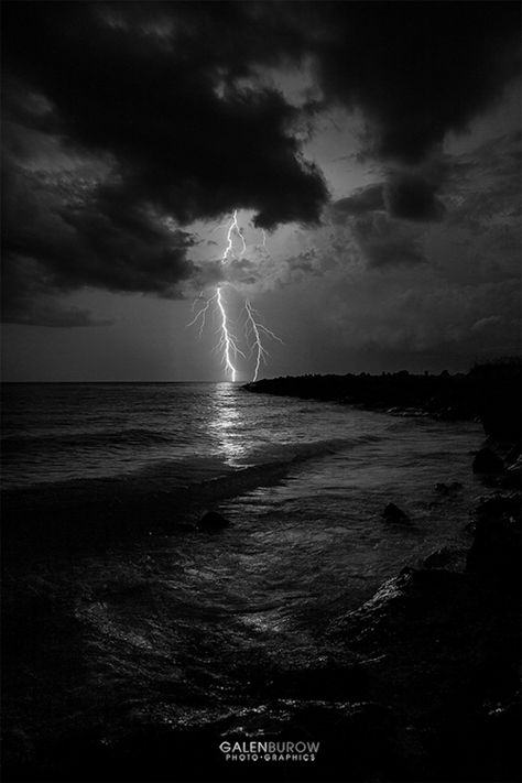 Dark Gif, Lightning Sky, Photo Ciel, Storm Wallpaper, Lightning Photography, Aesthetics Tumblr, Black And White Picture Wall, Black Lightning, Black And White Wallpaper