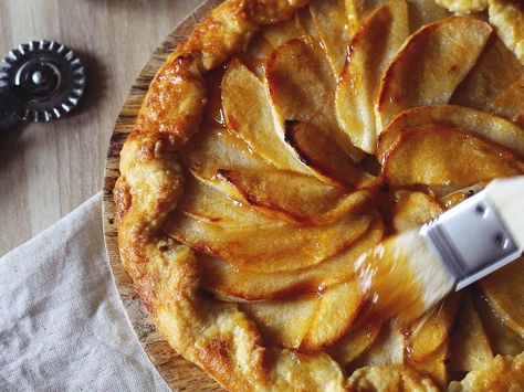 This is the flakiest, easiest, best pie crust we've ever tested. Master chef Jacques Pépin has created a virtually fail-safe recipe that is completely Best Pie Crust, Rustic Apple Tart, German Christmas Food, Jacques Pepin, Apple Tart Recipe, Winter Baking, Spiced Wine, Italian Cream, Jacque Pepin