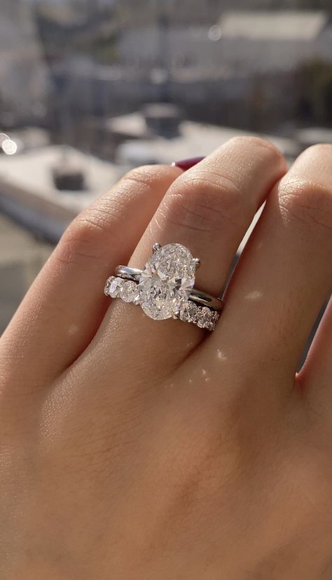 Promise Ring Oval, Iconic Wedding Rings, Dream Rings Wedding, Wedding Ring And Band Set, Big Oval Engagement Ring With Wedding Band, Oval Engagement Ring With White Gold Band, Oval Engagement Ring Stack Silver, Circular Diamond Engagement Ring, Weddinh Rings