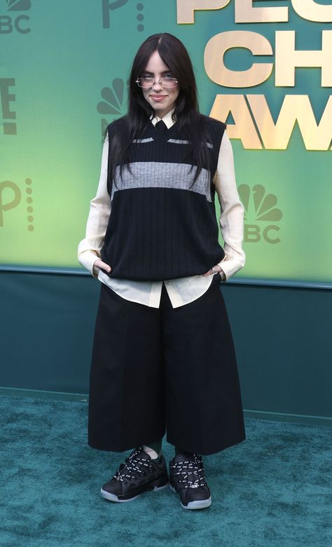 Billie Eilish Style Aesthetic, Billie Eillish Aesthetics Outfits, Billie Eilish Outfits Aesthetic, Billie Eilish Jorts Outfit, Billie Eilish Outfits 2024, Billie Eilish Standing, Billie Eilish Outfits Casual, Billie Eilish Fits, Billie Eilish Style Outfits