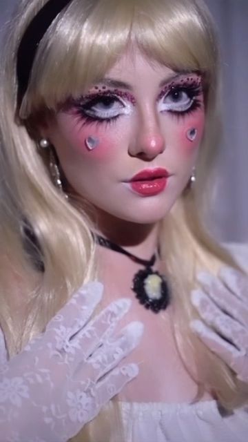 Doll Makeup Halloween Scary, Doll Eye Makeup Halloween, Doll Drag Makeup, Soft Drag Makeup, Doll Makeup Looks Halloween, Dolly Makeup Look, Living Doll Makeup, Babydoll Makeup Look, Vintage Doll Makeup