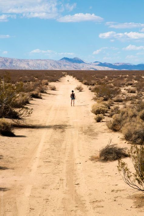 Desert Road, Blurred Background Photography, Desert Dream, Desert Life, California Desert, Desert Vibes, Mojave Desert, Dirt Road, Desert Landscaping