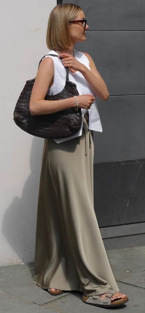 best outfit ideas for midi satin skirt spring summer 2023 long trends skirts 5 way to wear to style Copenhagen Street Style Summer, Midi Satin Skirt, Street Style 2023, Copenhagen Street Style, Street Style Bags, Midi Skirt Outfit, Summer Capsule, Linen Fashion, Style 2023