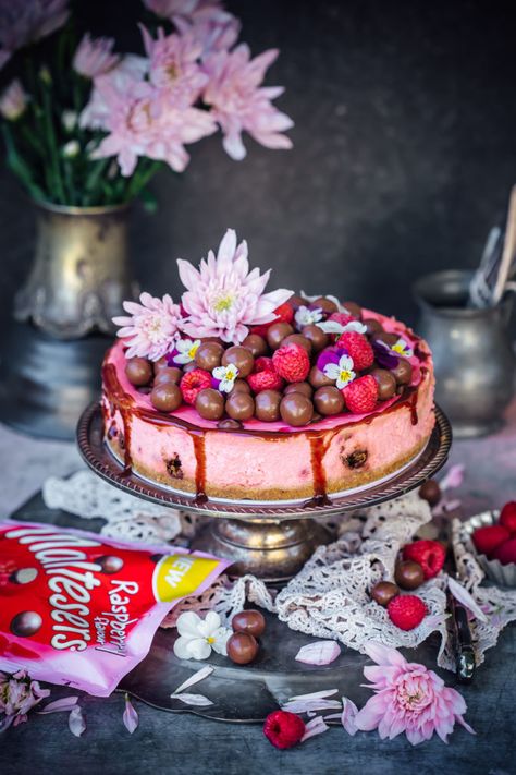 Raspberry flavoured Maltesers Cheesecake Kylie 21 Birthday, Cheesecake Decorations, Iris Cake, Maltesers Cheesecake, Cheesecake Images, Pink Cheesecake, Cheesecake Decoration, Birthday Cheesecake, Maltese Recipes