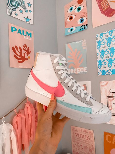 Pastel Nikes, Nike Shoes Women Fashion, Preppy Things, Futuristic Shoes, Nike Kicks, Trendy Shoes Sneakers, Preppy Shoes, Pretty Shoes Sneakers, Awesome Shoes